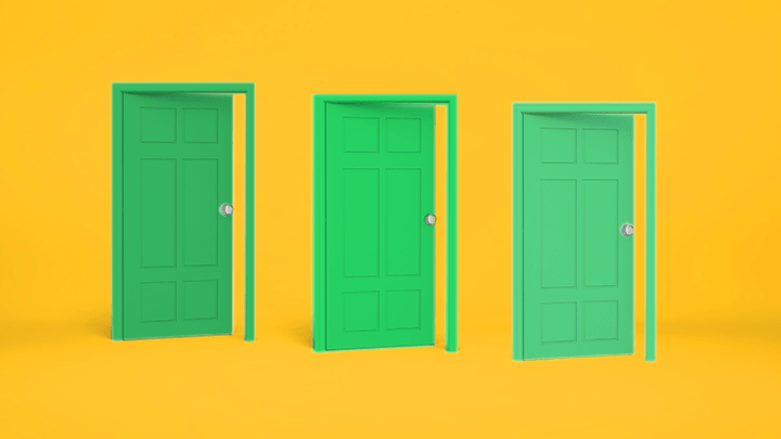 Tre porte di colore verde semiaperte su uno sfondo giallo ocra