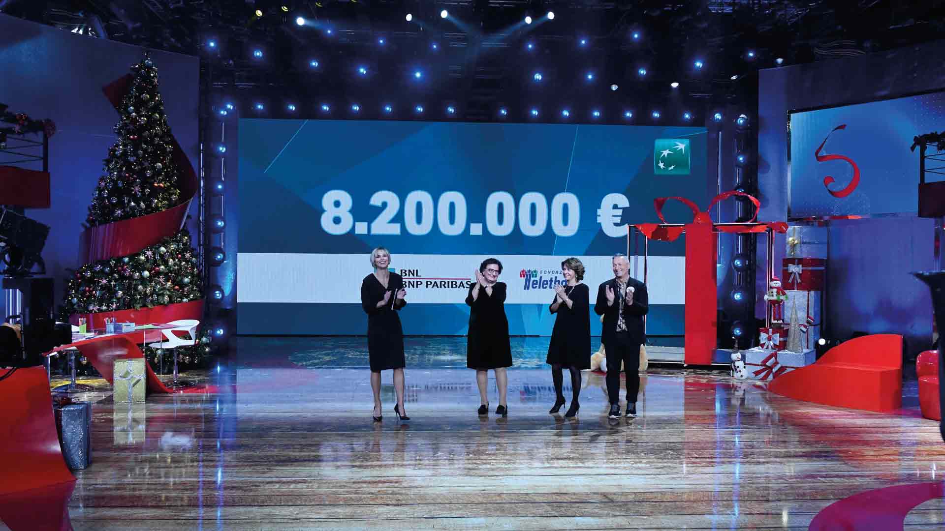 Scatto fotografico del momento in cui durante la maratona televisiva viene consegnato l'assegno di 8.200.000 euro