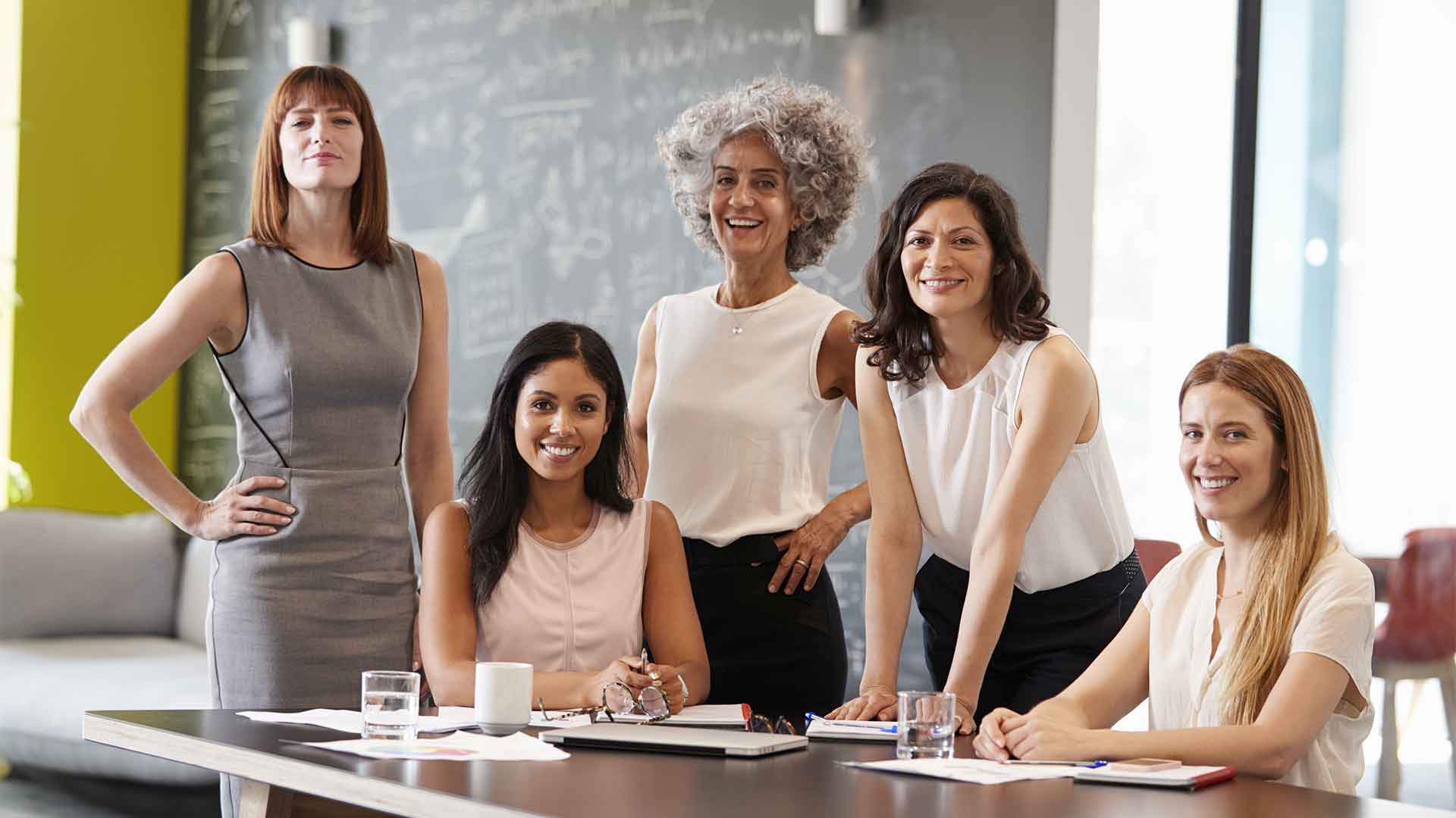 Gruppo di cinque donne imprenditrici