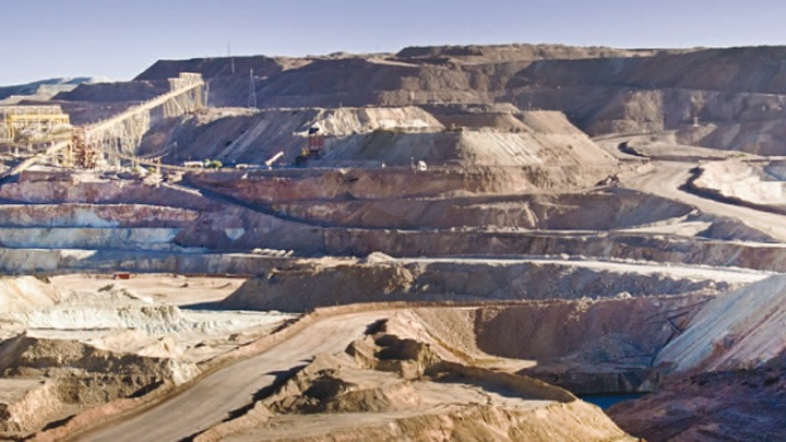 Immagine fotografica di una grande miniera.
