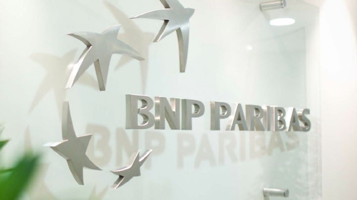 Immagine fotografica del logo BNP Paribas su una vetrata