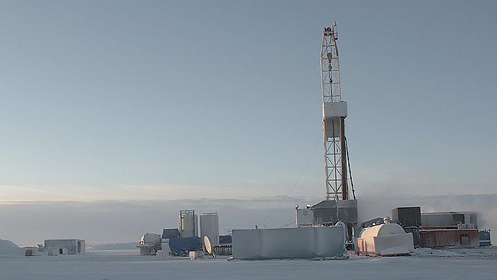 Piattaforma di perforazione di petrolio al Circolo Polare Artico.