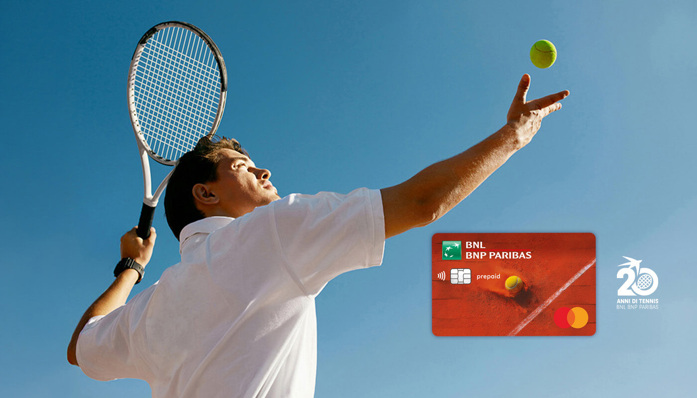 Tennista con racchetta alzata e pallina in aria su sfondo di cielo blu