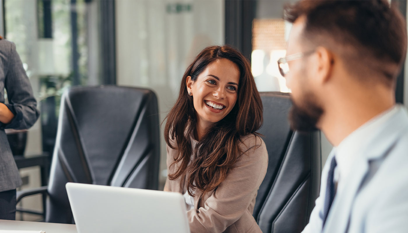 Consulente che sorride al cliente in ufficio