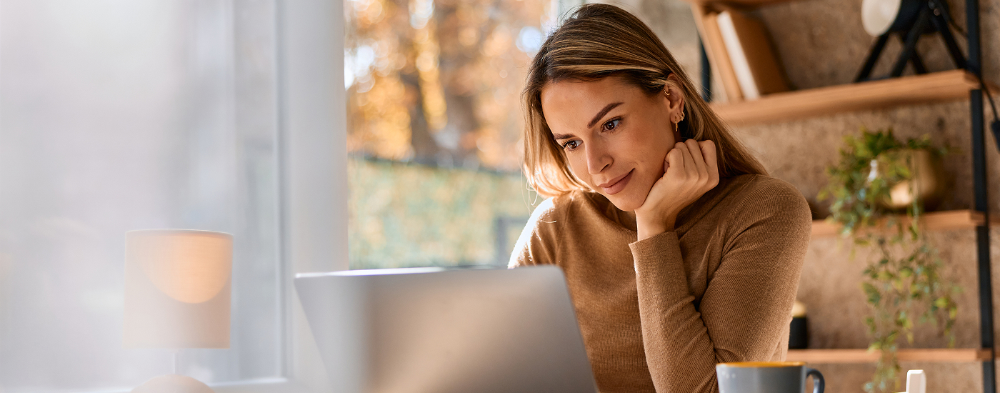 Donna che valuta soluzioni di investimento al computer