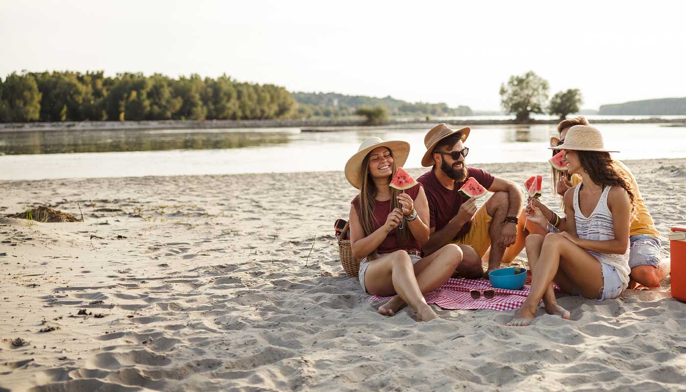 gruppo amici felice in spiaggia