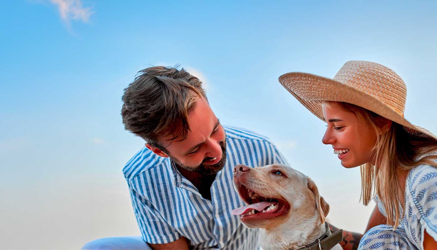 coppia sorridente all'aria aperta con cane
