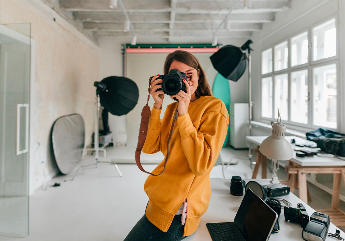 ragazza scatta una foto nel suo studio